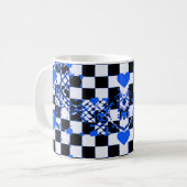 Checkered Pattern With Blue Hearts & Shapes コーヒーマグカップ (正面左)