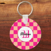 Checkered peach hot pink geometric retro Monogram キーホルダー (正面)