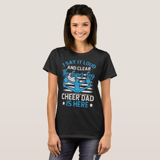 Cheer Dad American Flag The Cheer Dad Is Here Tシャツ (正面フル)