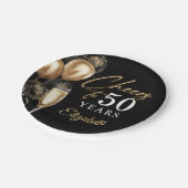 Cheers To 50 Years Black and Gold Balloons ペーパープレート (アングル)