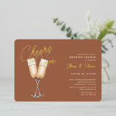 Cheers to Love Rust Terracotta Bridal Shower Gold 箔招待状 (立ち正面)