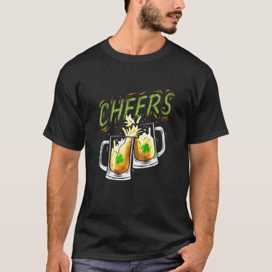 Cheers With Beers And Shamrock For St Patricks Day Tシャツ (正面)