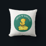 Cheese And Quackers Funny Duck Pun クッション<br><div class="desc">チーズとカッカーおもしろいダックパンは、チーズとカッカーを作るのが大好きなので、チーズのウェッジの上にかわいいカモを特徴としている。アカおもしろいク、チーズ、クラッカー、パンを愛する家族や友人のためのパンプギフト。</div>