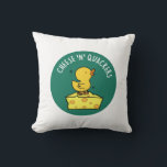 Cheese And Quackers Funny Duck Pun クッション<br><div class="desc">チーズとカッカーおもしろいダックパンは、チーズとカッカーを作るのが大好きなので、チーズのウェッジの上にかわいいカモを特徴としている。アカおもしろいク、チーズ、クラッカー、パンを愛する家族や友人のためのパンプギフト。</div>