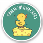 Cheese And Quackers Funny Duck Pun シール<br><div class="desc">チーズとカッカーおもしろいダックパンは、チーズとカッカーを作るのが大好きなので、チーズのウェッジの上にかわいいカモを特徴としている。アカおもしろいク、チーズ、クラッカー、パンを愛する家族や友人のためのパンプギフト。</div>