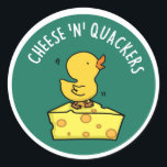 Cheese And Quackers Funny Duck Pun ラウンドシール<br><div class="desc">チーズとカッカーおもしろいダックパンは、チーズとカッカーを作るのが大好きなので、チーズのウェッジの上にかわいいカモを特徴としている。アカおもしろいク、チーズ、クラッカー、パンを愛する家族や友人のためのパンプギフト。</div>