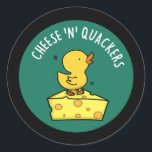 Cheese And Quackers Funny Duck Pun Dark BG ラウンドシール<br><div class="desc">チーズとカッカーおもしろいダックパンは、チーズとカッカーを作るのが大好きなので、チーズのウェッジの上にかわいいカモを特徴としている。アカおもしろいク、チーズ、クラッカー、パンを愛する家族や友人のためのパンプギフト。</div>