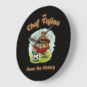 Chef Tajine Soccer Mascot – Funny Moroccan Food ラージ壁時計 (傾斜)
