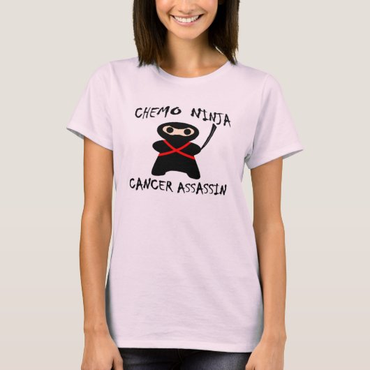 Chemoの忍者は乳癌のピンクを殺します Tシャツ (正面)