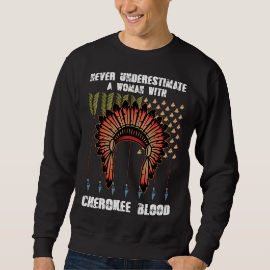 Cherokee Pride Feathers Native American スウェットシャツ (正面)