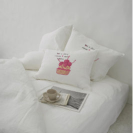 Cherry Cupcake Valentine – Hand-Drawn Dessert アクセントクッション