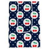Cherry Dot Pattern – Retro Fruit Gift & Decor ミディアムペーパーバッグ (裏面)