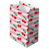 Cherry Stripe Pattern – Retro Fruit Gift & Decor ミディアムペーパーバッグ (正面アングル)
