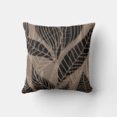 Cheryl Daniels |の暗灰色によるモダンの葉 クッション (裏面)