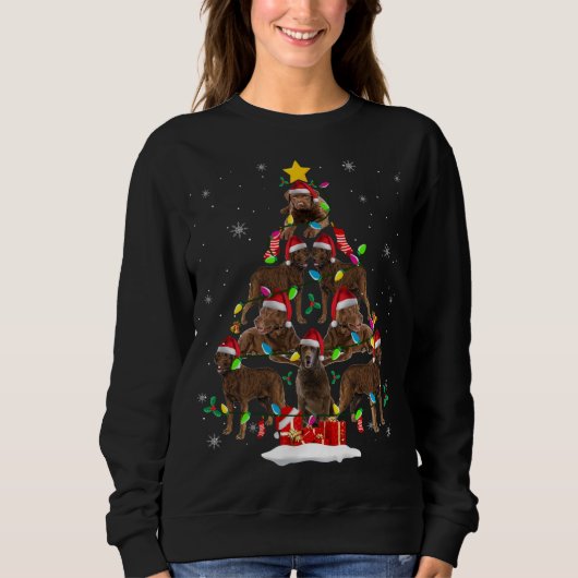 Chesapeake Bay Retriever Christmas Tree Funny Sant スウェットシャツ (正面)
