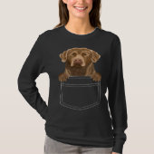 Chesapeake Bay Retriever Dog In Pocket  Dog Tシャツ (正面)