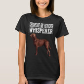 Chesapeake Bay Retriever Whisperer Dog Tシャツ (正面)