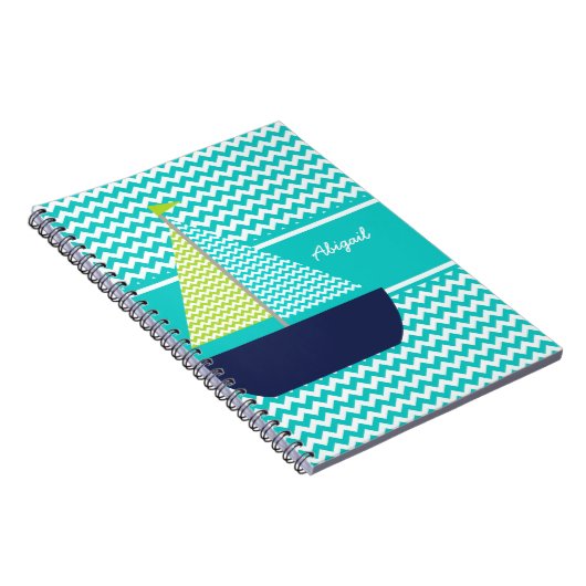 Chevron Sailboat on Chevron パーソナライズされた Notebook ノートブック (右側)