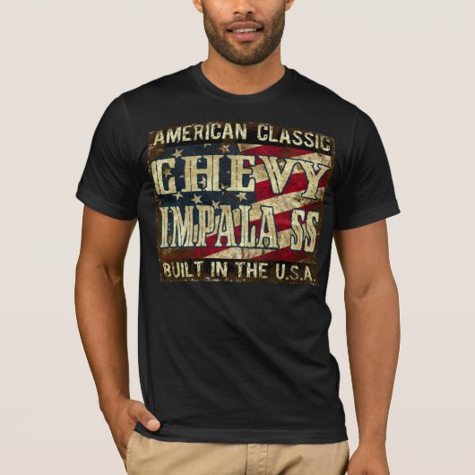 ChevyのインパラSS -米国で造られるクラシックな車 Tシャツ (正面)