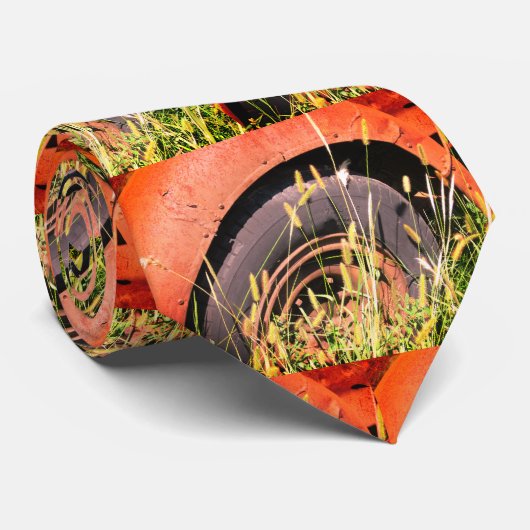 Chevyの古いフェンダーおよびタイヤが付いている首のタイ ネクタイ (ロール)