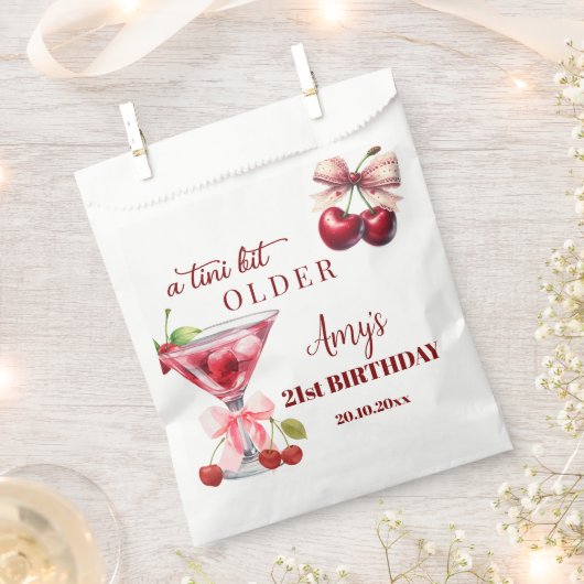 Chic A Tini Bit Older Cherry Martini 21st Birthday フェイバーバッグ (クリップ留めされた状態)