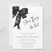 Chic Black Bow She’s Tying the Knot Bridal Shower 招待状 (正面)