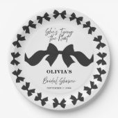  Chic Black Bow She's Tying the Knot Bridal Shower ペーパープレート (正面)