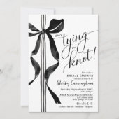 Chic Black Bow She's Tying The Knot Bridal Shower 招待状 (正面)