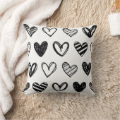 "Chic Black & White Heart Pillow – Stylish Home De クッション (ブランケット)
