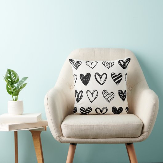 "Chic Black & White Heart Pillow – Stylish Home De クッション (椅子)