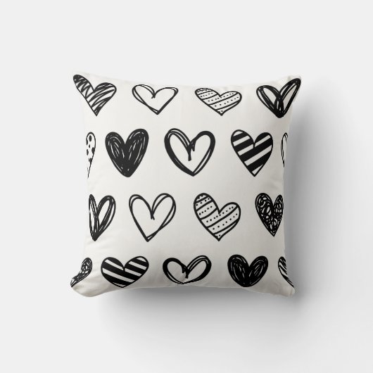 "Chic Black & White Heart Pillow – Stylish Home De クッション (正面)