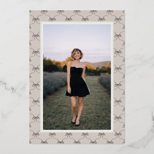 Chic Bow Modern Typography Photo Graduation Gold 箔招待状 (裏面)