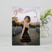 Chic Bow Modern Typography Photo Graduation Gold 箔招待状 (立ち正面)