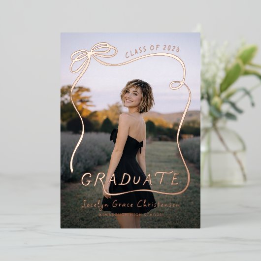 Chic Bow Modern Typography Photo Graduation Gold 箔招待状 (立ち正面)