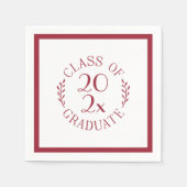 Chic Class Of 2025 Graduate Burgundyタイポグラフィ スタンダードカクテルナプキン (正面)
