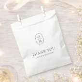 Chic Ebony and Ivory Floral Monogram Wedding フェイバーバッグ (クリップ留めされた状態)