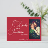 Chic Editorial Deep Red One Photo QR Code Wedding エンクロージャーカード (スタンド正面)