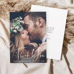 Chic Hand Lettered'結婚 S Thank You Photo Card サンキューカード<br><div class="desc">白のモダンスクリプトサンキューカードとカスタム背面の文字メッセージ。結婚式、誕生日、卒業式などのイベントに最適。</div>