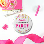 Chic Hot Pink & Gold Dots Bachelorette Party 缶バッジ<br><div class="desc">Celebrate in style with this fun and chic bachelorette party button,  designed with glamorous hot pink and gold dots for a look that’s playful,  modern,  and effortlessly stylish. A unique,  glam touch for a night of unforgettable fun with your favorite girls.</div>