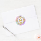 Chic Iridescent Initial With Gold Scrollwork ラウンドシール (封筒)
