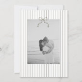 Chic Minimalist Stripe Green Wedding Invitation  招待状 (裏面)