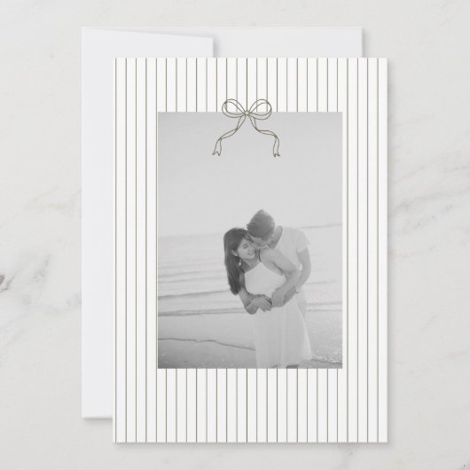 Chic Minimalist Stripe Green Wedding Invitation  招待状 (裏面)