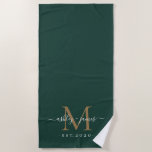 Chic Newlywed金ゴールドMonogram Script Dark Green ビーチタオル<br><div class="desc">濃緑色のビーチタオルで、金ゴールドのモノグラムを1年制定し、手書きの書道やモダンタイポグラフィで名前を付けまスタイリッシュす。新婚夫婦にぴったりの贈り物。Happy Dolphin Studioによってお客様専用に設計されています。おもし求めの商品は、お店のチャットを通じ連絡てご救済ください。</div>