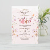 Chic Pink Clothesline Wildflowers Baby Shower 招待状 (スタンド正面)