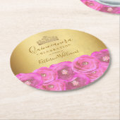 Chic Pink Rose Floral Gold Crown Quinceañera ラウンドペーパーコースター (アングル)