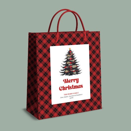 Chic red black plaid tree gift bag editable name ミディアムペーパーバッグ