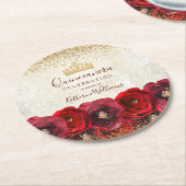 Chic Red Rose Floral Gold Crown Quinceañera ラウンドペーパーコースター (アングル)