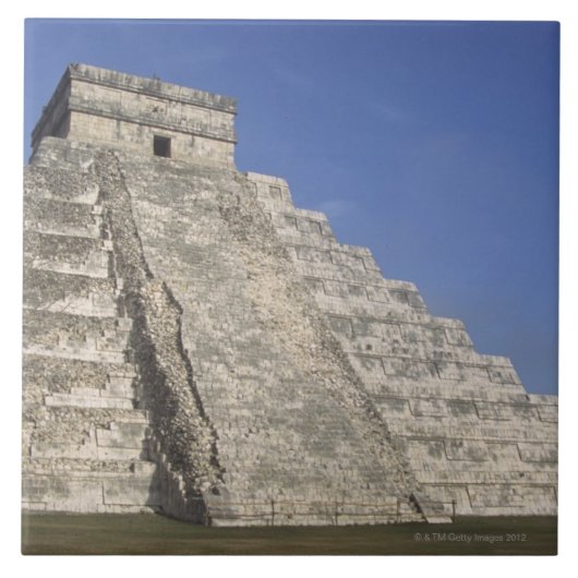 Chichen ItzaのKukulcansのピラミッドのマヤの台なし タイル (正面)