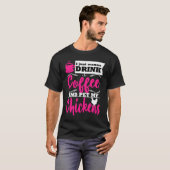 Chicken Farmer Themed Drink Coffee Mom Gag Tシャツ (正面フル)