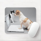 Chihuahuaノートパソコンの画面を見て マウスパッド (マウス)